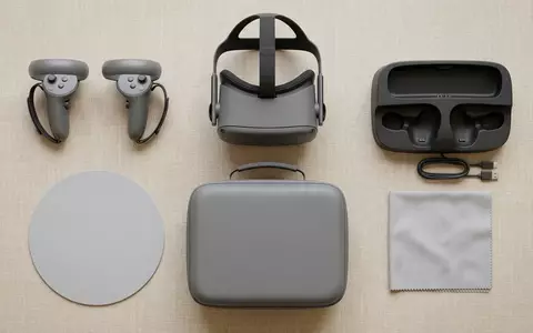 Flatlay-Arrangement rund um VR-Headset zum Thema Pico 4 128GB All-in-One, weiches Oberlicht - Foto: THN