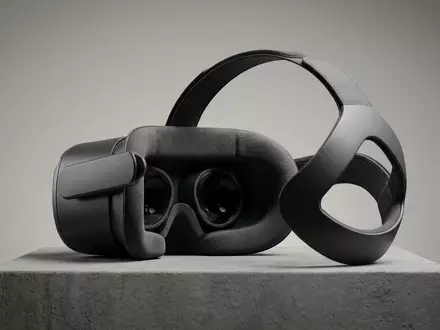 Fotorealistische Studioaufnahme von VR-Headset zum Thema Pimax Crystal Light VR-Headset, klare Lichtfuehrung - Foto: THN