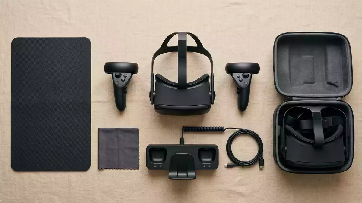 Flatlay-Arrangement rund um VR-Headset mit passenden Requisiten von oben, neutral