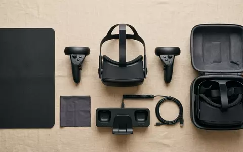 Flatlay-Arrangement rund um VR-Headset zum Thema Pimax Crystal Super VR-Headset, weiches Oberlicht - Foto: THN