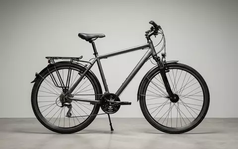 Fotorealistische Studioaufnahme von Trekkingrad zum Thema Zündapp Green 3.0 Herren, klare Lichtfuehrung - Foto: THN
