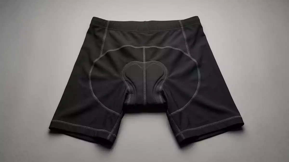 Fotorealistische Studioansicht von Triathlonshorts in neutraler Produktdarstellung