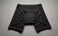 Fotorealistische Studioaufnahme von Triathlonshorts zum Thema Zone3 Herren Aktivit Tri-Shorts, klare Lichtfuehrung - Foto: THN