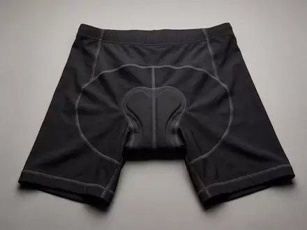 Fotorealistische Studioaufnahme von Triathlonshorts zum Thema Zone3 Herren Aktivit Tri-Shorts, klare Lichtfuehrung - Foto: THN