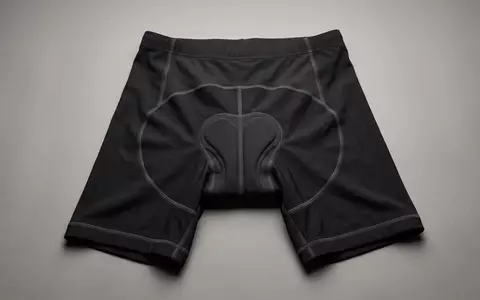 Fotorealistische Studioaufnahme von Triathlonshorts zum Thema Zone3 Herren Aktivit Tri-Shorts, klare Lichtfuehrung - Foto: THN