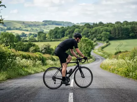 Fotorealistische Aufnahme von Triathlonshorts beim Radfahren zum Thema Zone3 Herren Aktivit Tri-Shorts, natuerliches Licht - Foto: THN
