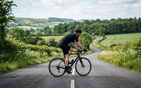 Fotorealistische Aufnahme von Triathlonshorts beim Radfahren zum Thema Zone3 Herren Aktivit Tri-Shorts, natuerliches Licht - Foto: THN