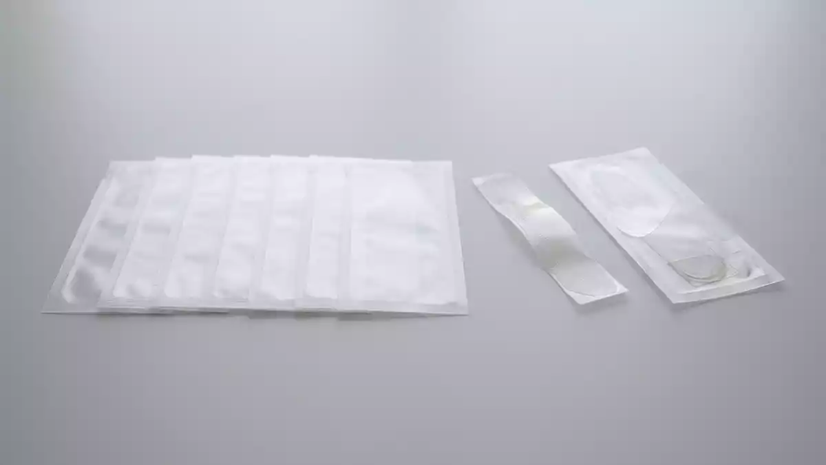Fotorealistische Studioansicht von Zahnaufhellungsstreifen in neutraler Produktdarstellung