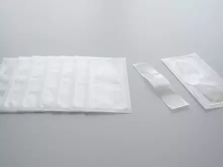 Fotorealistische Studioaufnahme von Zahnaufhellungsstreifen zum Thema Crest 3D Whitestrips Professional, klare Lichtfuehrung - Foto: THN