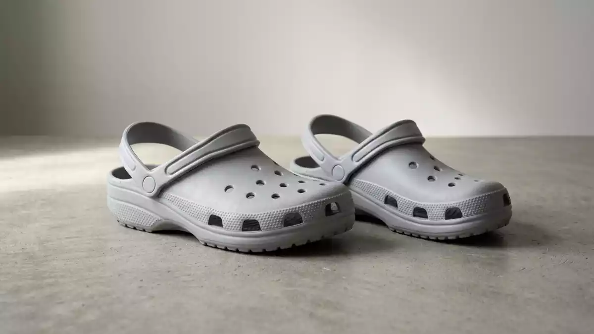 Fotorealistische Studioansicht von Badeclogs in neutraler Produktdarstellung, neutral