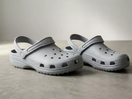 Fotorealistische Studioaufnahme von Badeclogs zum Thema Crocs Herren Classic Clog, klare Lichtfuehrung - Foto: THN