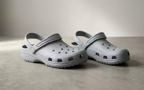 Fotorealistische Studioaufnahme von Badeclogs zum Thema Crocs Herren Classic Clog, klare Lichtfuehrung - Foto: THN