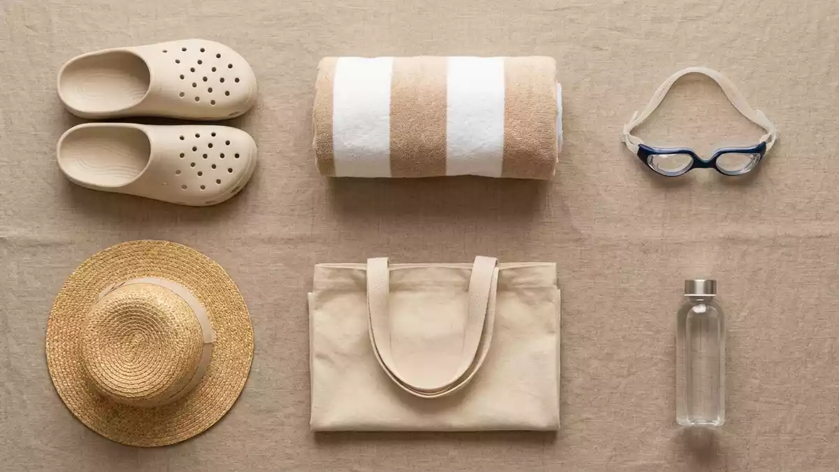 Flatlay-Arrangement rund um Badeclogs mit passenden Requisiten von oben, neutral