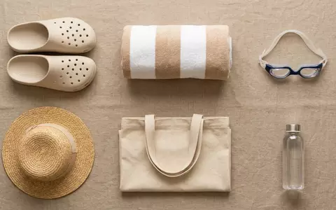 Flatlay-Arrangement rund um Badeclogs zum Thema Crocs Herren Classic Clog, weiches Oberlicht - Foto: THN