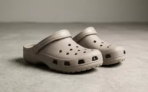Fotorealistische Studioaufnahme von Badeclogs zum Thema Crocs Damen Classic Clog, klare Lichtfuehrung - Foto: THN