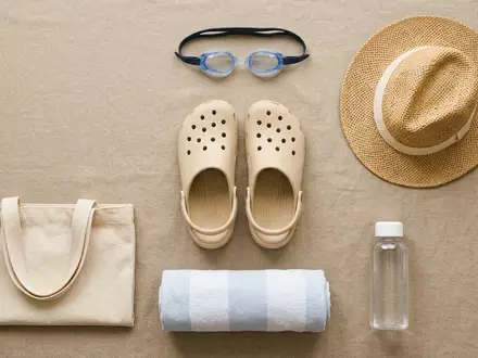 Flatlay-Arrangement rund um Badeclogs zum Thema Crocs Damen Classic Clog, weiches Oberlicht - Foto: THN