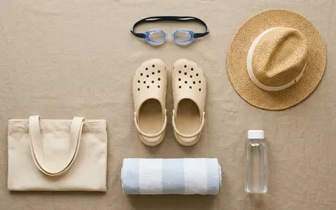 Flatlay-Arrangement rund um Badeclogs zum Thema Crocs Damen Classic Clog, weiches Oberlicht - Foto: THN