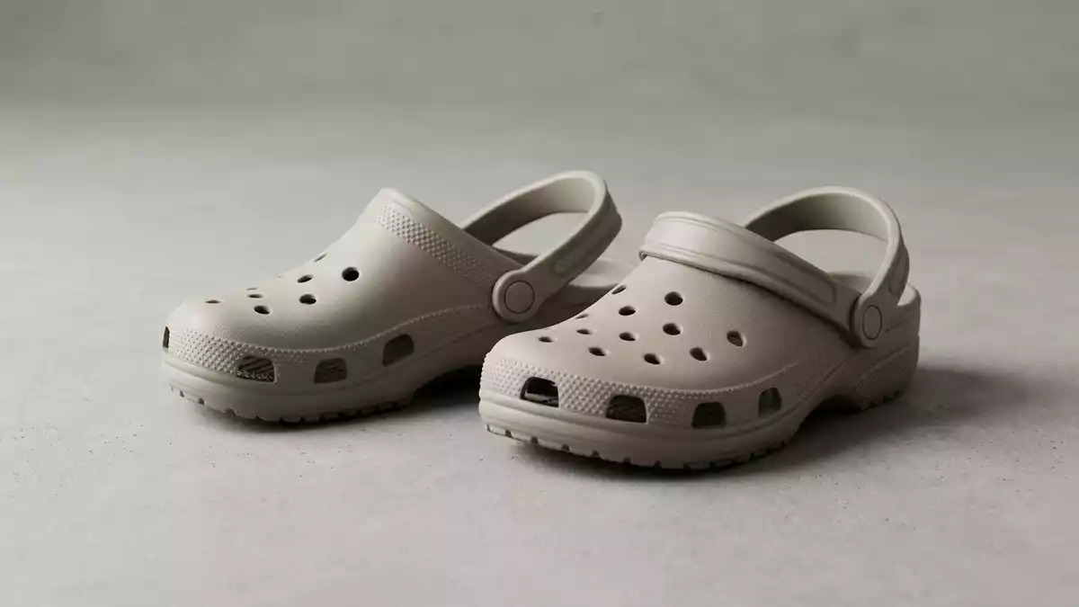 Fotorealistische Studioansicht von Kinderclogs in neutraler Produktdarstellung