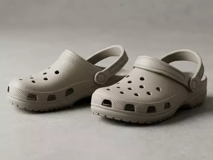 Fotorealistische Studioaufnahme von Kinderclogs zum Thema Crocs Kinder Crocband Clog, klare Lichtfuehrung - Foto: THN