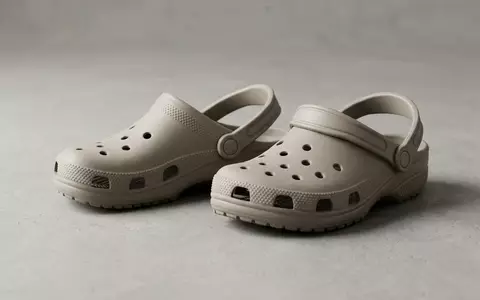 Fotorealistische Studioaufnahme von Kinderclogs zum Thema Crocs Kinder Crocband Clog, klare Lichtfuehrung - Foto: THN