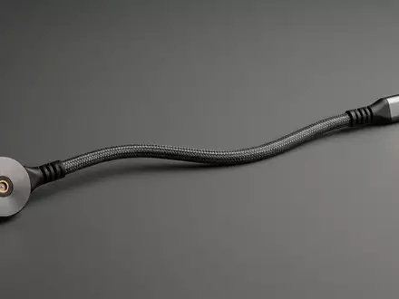 Fotorealistische Studioaufnahme von Ladekabel zum Thema Apple MagSafe Ladekabel 1m, klare Lichtfuehrung - Foto: THN