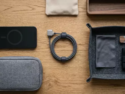 Flatlay-Arrangement rund um Ladekabel zum Thema Apple MagSafe Ladekabel 1m, weiches Oberlicht - Foto: THN