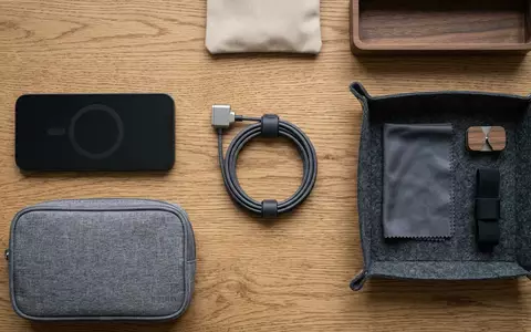 Flatlay-Arrangement rund um Ladekabel zum Thema Apple MagSafe Ladekabel 1m, weiches Oberlicht - Foto: THN