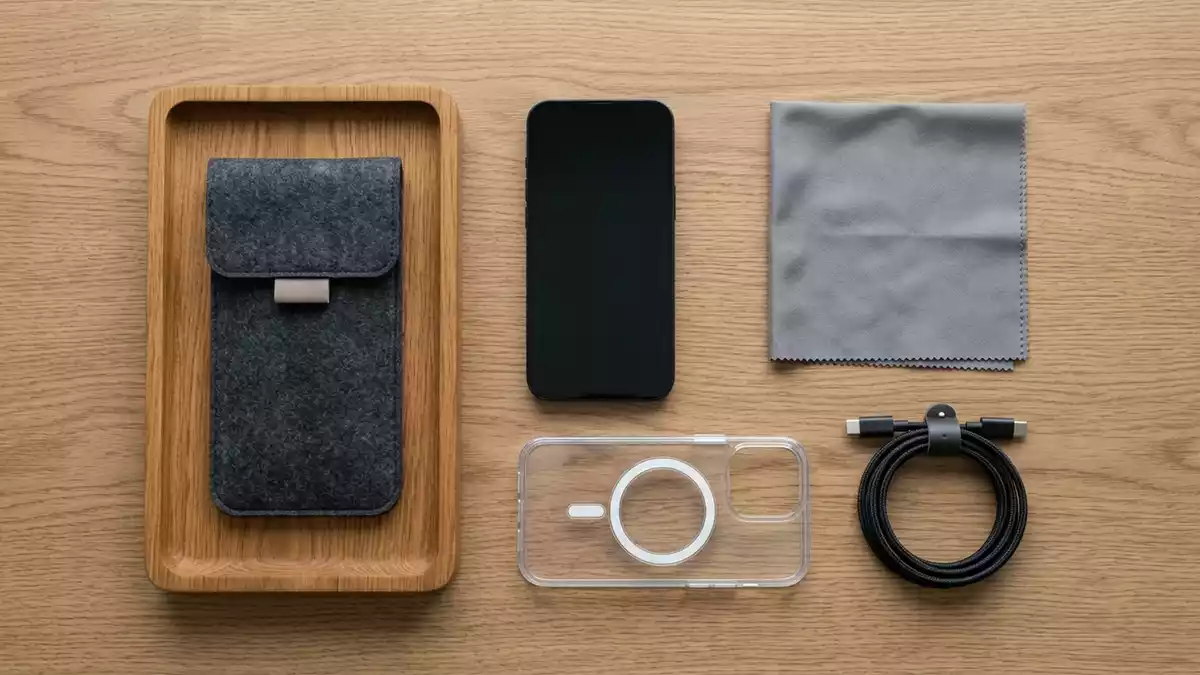 Flatlay-Arrangement rund um Handyhuelle mit passenden Requisiten von oben, neutral