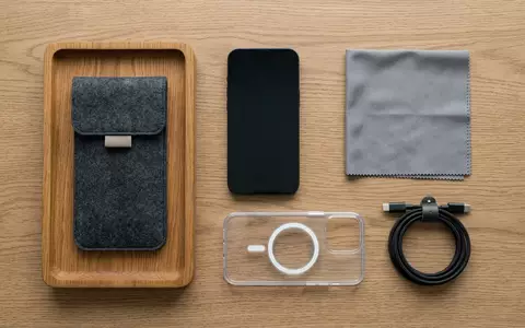 Flatlay-Arrangement rund um Handyhuelle zum Thema Apple Clear Case MagSafe, weiches Oberlicht - Foto: THN