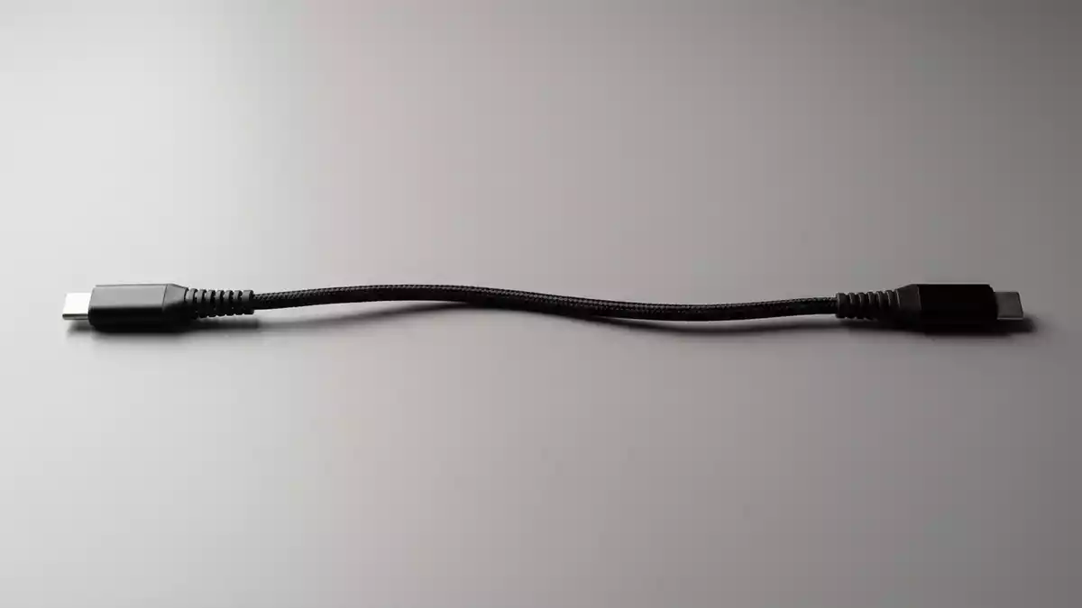 Fotorealistische Studioansicht von Ladekabel in neutraler Produktdarstellung, neutral