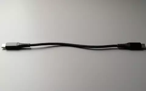 Fotorealistische Studioaufnahme von Ladekabel zum Thema Apple USB-C auf USB-C, klare Lichtfuehrung - Foto: THN