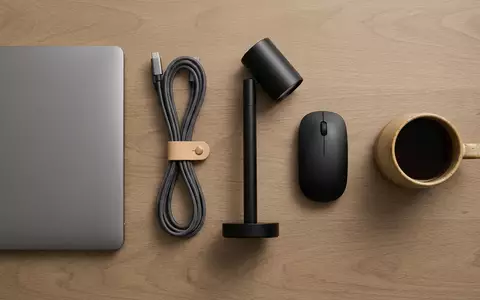 Flatlay-Arrangement rund um Ladekabel zum Thema Apple USB-C auf USB-C, weiches Oberlicht - Foto: THN