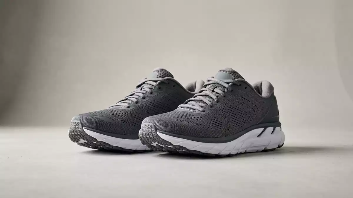 Fotorealistische Studioansicht von Laufschuhe in neutraler Produktdarstellung, neutral