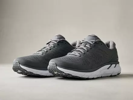 Fotorealistische Studioaufnahme von Laufschuhe zum Thema Brooks Adrenaline GTS 24, klare Lichtfuehrung - Foto: THN