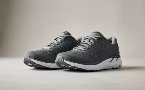 Fotorealistische Studioaufnahme von Laufschuhe zum Thema Brooks Adrenaline GTS 24, klare Lichtfuehrung - Foto: THN