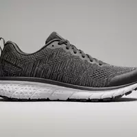 Fotorealistische Studioaufnahme von Laufschuh zum Thema Brooks Ghost 16 Laufschuh, klare Lichtfuehrung - Foto: THN