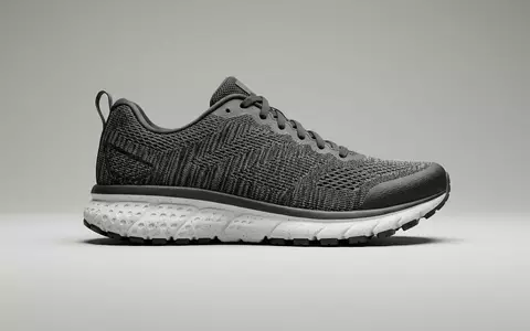 Fotorealistische Studioaufnahme von Laufschuh zum Thema Brooks Ghost 16 Laufschuh, klare Lichtfuehrung - Foto: THN