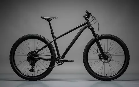 Fotorealistische Studioaufnahme von Mountainbike zum Thema Btwin Rockrider ST 100, klare Lichtfuehrung - Foto: THN