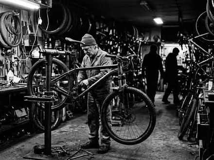 Schwarzweiss-Reportage mit Mountainbike zum Thema Btwin Rockrider ST 100, hoher Kontrast, sachlich dargestellt - Foto: THN