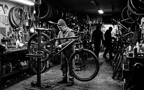 Schwarzweiss-Reportage mit Mountainbike zum Thema Btwin Rockrider ST 100, hoher Kontrast, sachlich dargestellt - Foto: THN