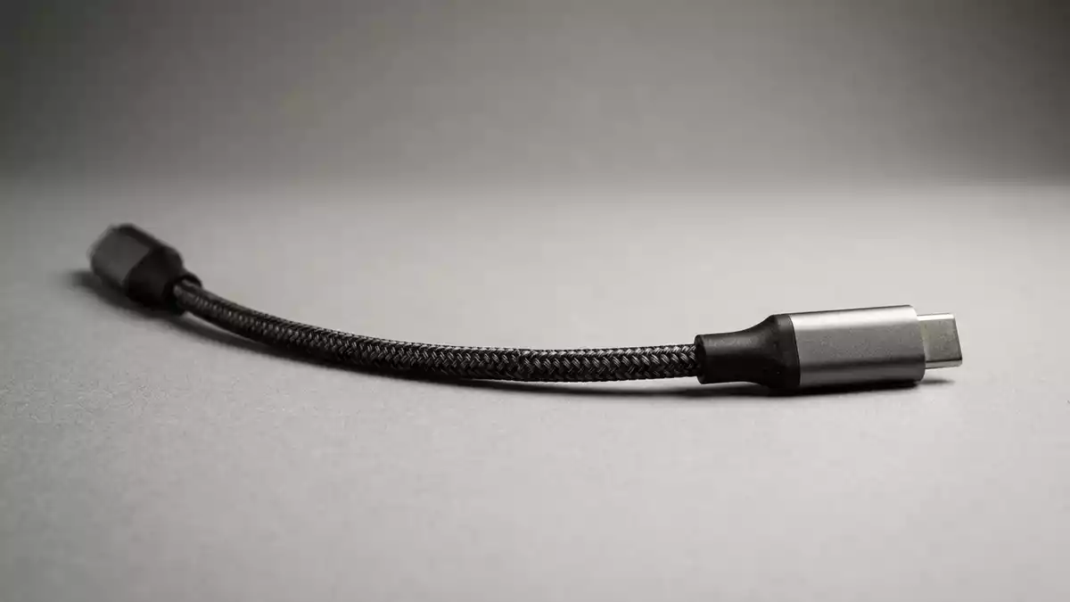 Fotorealistische Studioansicht von USB-C-Kabel in neutraler Produktdarstellung