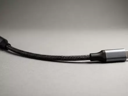 Fotorealistische Studioaufnahme von USB-C-Kabel zum Thema CableCreation USB-C auf USB-C, klare Lichtfuehrung - Foto: THN