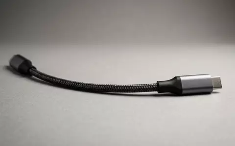 Fotorealistische Studioaufnahme von USB-C-Kabel zum Thema CableCreation USB-C auf USB-C, klare Lichtfuehrung - Foto: THN