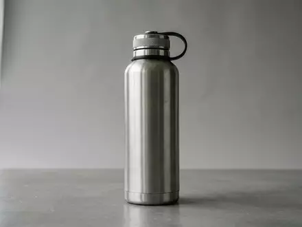 Fotorealistische Studioaufnahme von Trinkflasche zum Thema Thermos Stainless King 1, klare Lichtfuehrung - Foto: THN