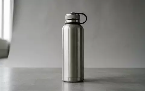 Fotorealistische Studioaufnahme von Trinkflasche zum Thema Thermos Stainless King 1, klare Lichtfuehrung - Foto: THN