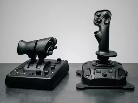 Fotorealistische Studioaufnahme von Flug-Joystick zum Thema Thrustmaster T.Flight HOTAS 4, klare Lichtfuehrung - Foto: THN