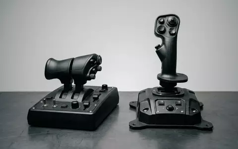 Fotorealistische Studioaufnahme von Flug-Joystick zum Thema Thrustmaster T.Flight HOTAS 4, klare Lichtfuehrung - Foto: THN