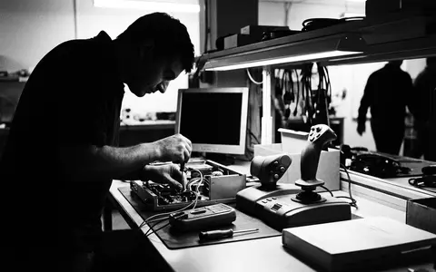 Schwarzweiss-Reportage mit Flug-Joystick zum Thema Thrustmaster T.Flight HOTAS 4, hoher Kontrast, sachlich dargestellt - Foto: THN