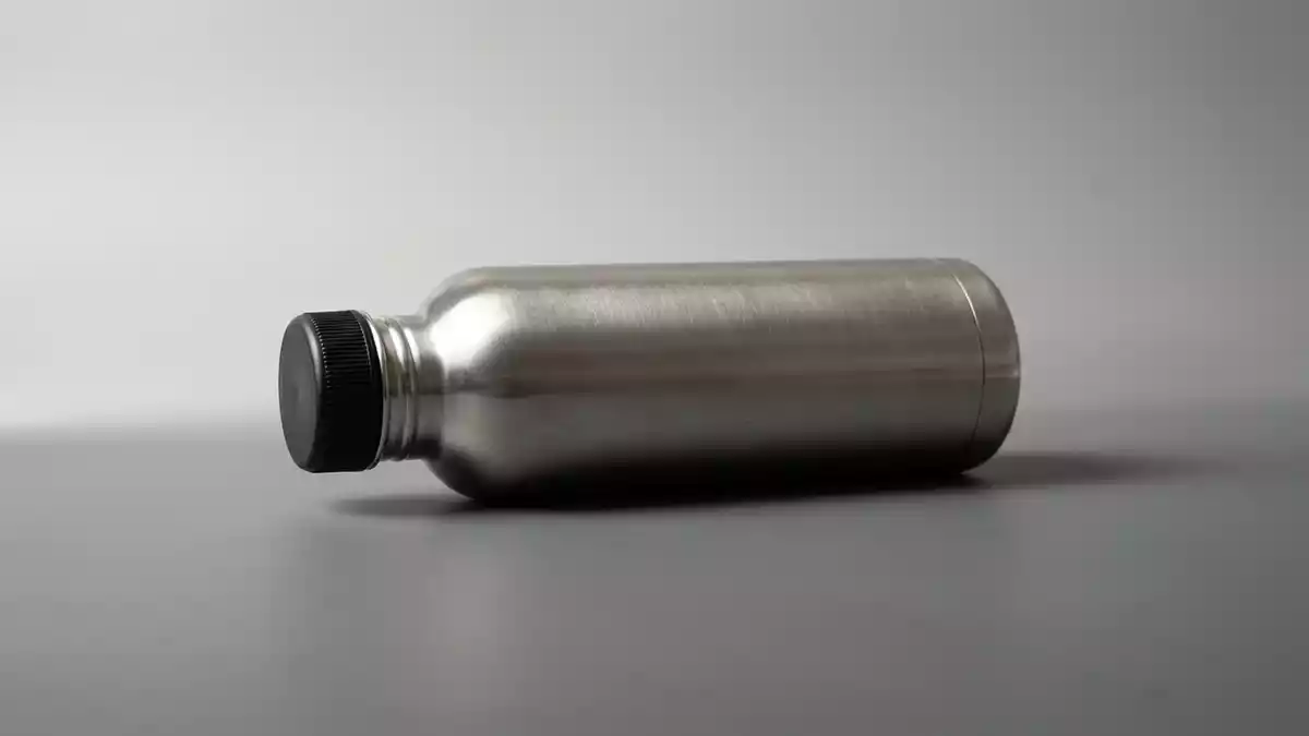 Fotorealistische Studioansicht von Isolierflasche in neutraler Produktdarstellung