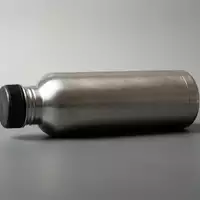 Fotorealistische Studioaufnahme von Isolierflasche zum Thema Thermos Ultralight 500ml Isolierflasche, klare Lichtfuehrung - Foto: THN